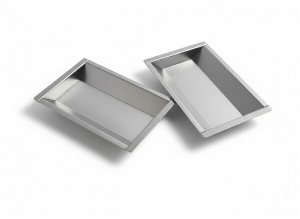 Bandeja rectangular de acero inoxidable pulido con bordes elevados, diseño moderno y funcional.