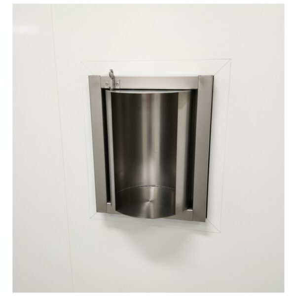 Papelera de acero inoxidable empotrada en pared, diseño moderno e higiénico para espacios públicos.