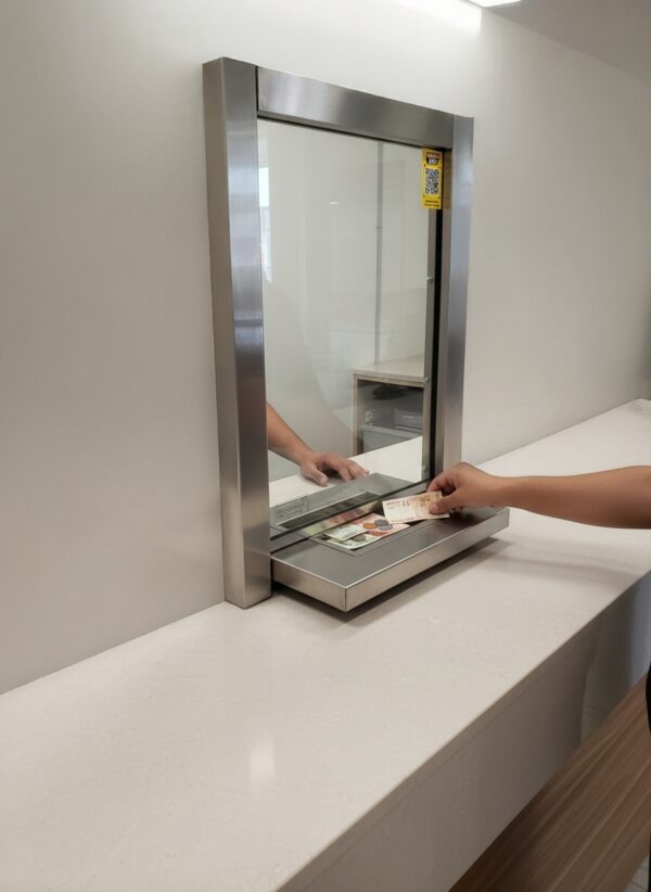 Ventana de transacción segura en acero inoxidable para bancos y oficinas modernas